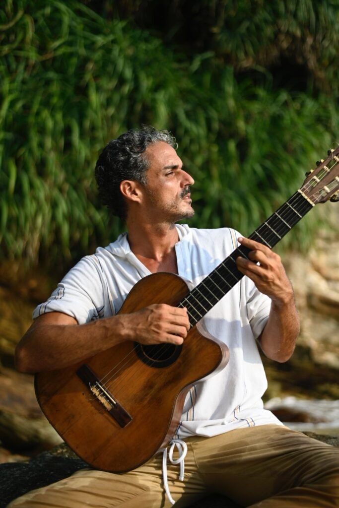 Mauricio Leal Sound Healing Training Guitar